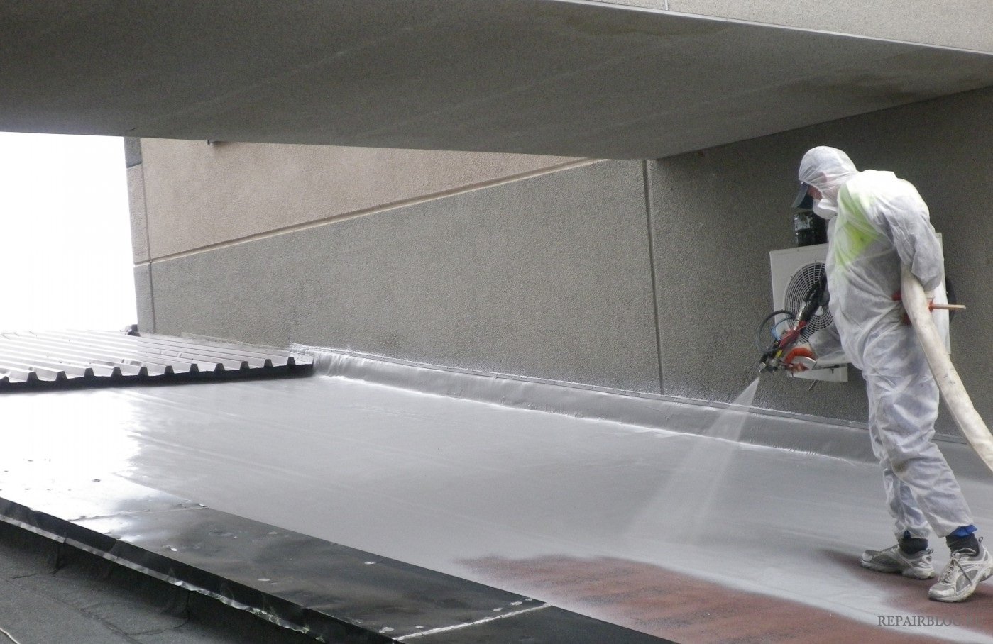 Нанесение полимерной гидроизоляции на крышу