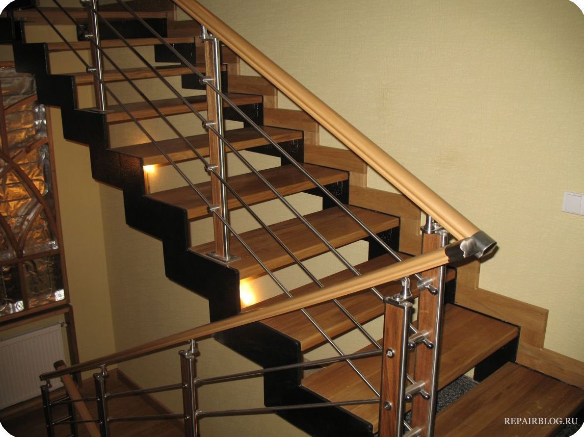 Металлическая лестница с деревянными ступеньками